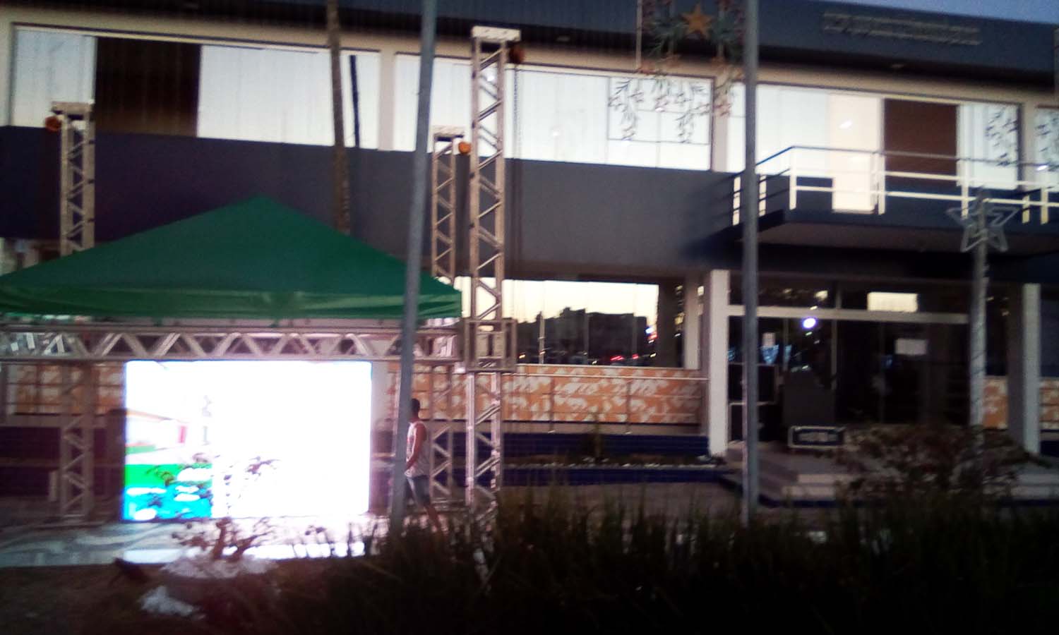 Telão na frente da prefeitura de Conceição do Jacuípe