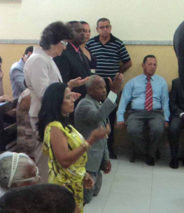 Prefeita Normelia Ajoelhada na igreja catolica